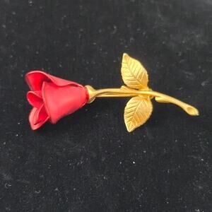 Vintage Avon Classic Gold Tone Single Red Rose Pin